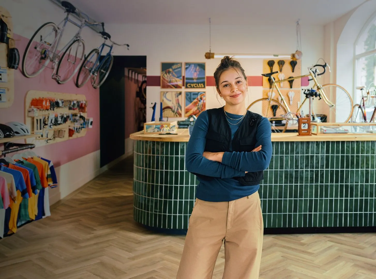 Lotte in haar fietsenwinkel